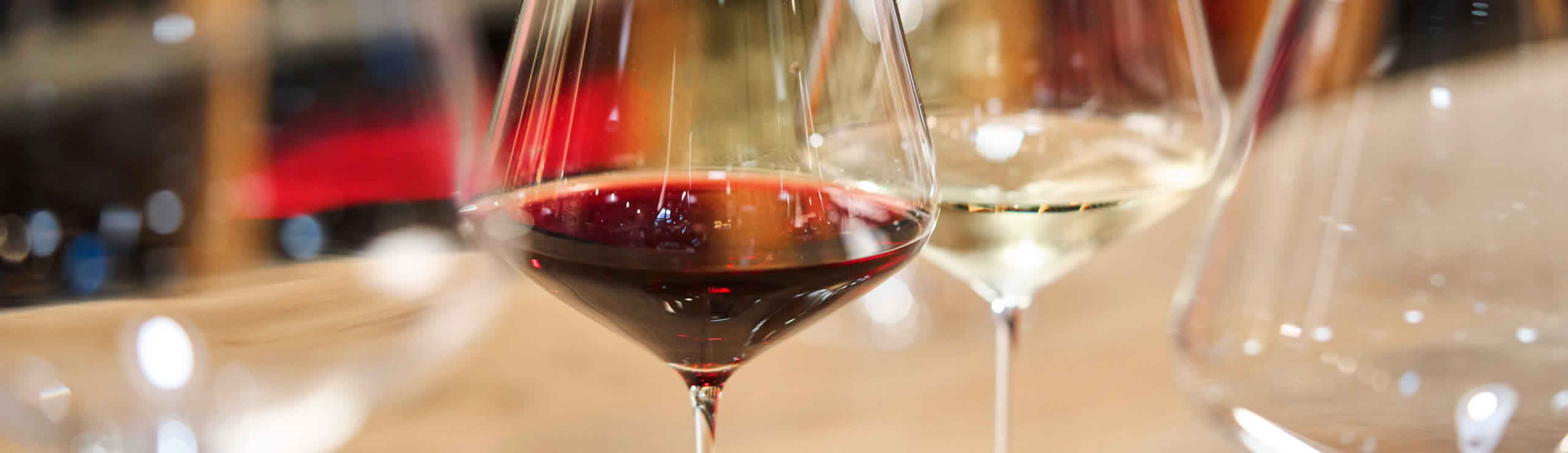 Weingläser auf einem Tisch mit Rot- und Weisswein aus der Siebe Dupf Kellerei
