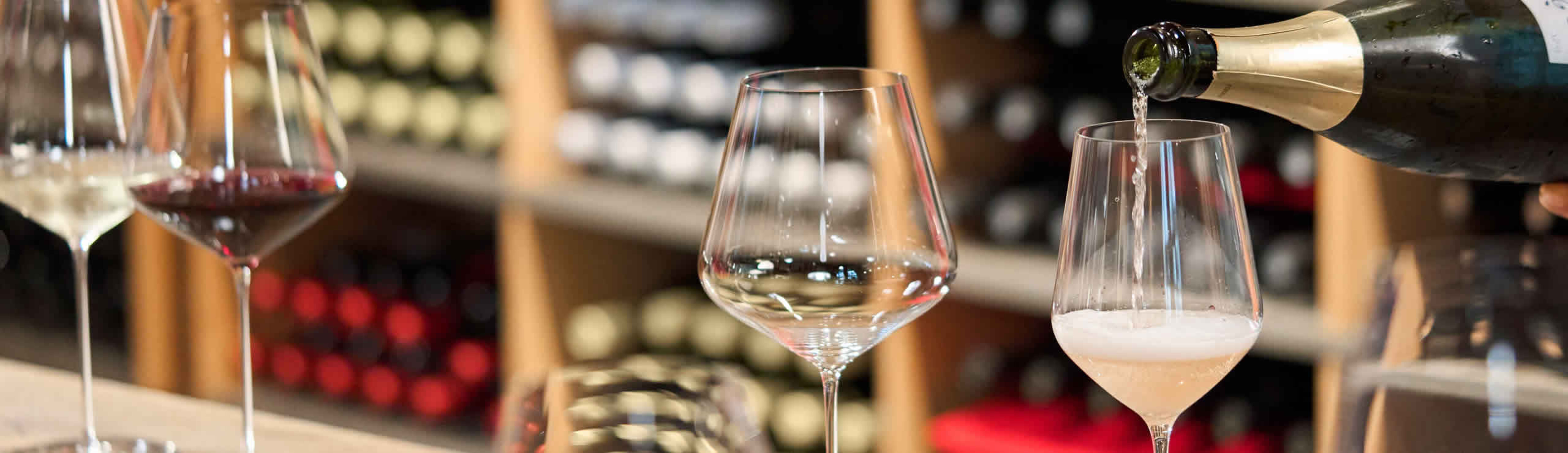 Mitarbeitende der Siebe Dupf Kellerei schenkt Schaumwein ein